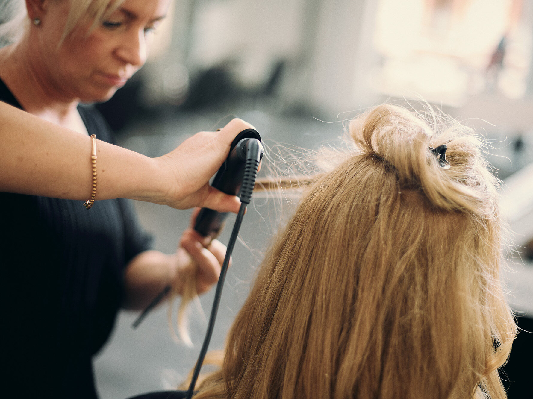 Karen Reinsdorf-Henze beim frisieren einer Kundin in ihrem Friseursalon in Wernigerode.