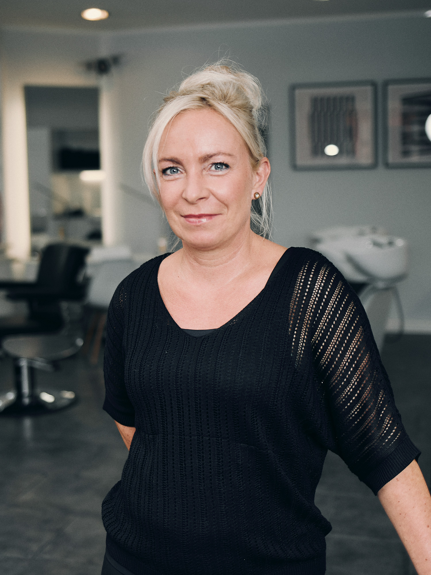 Porträt von Karen Reinsdorf-Henze in ihrem Friseursalon in Wernigerode.